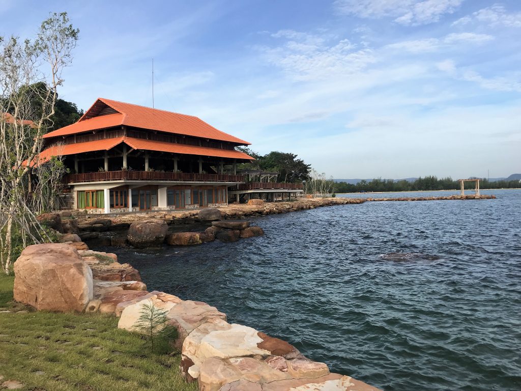 Green Bay Phu Quoc Resort & Spa Blick zum Restaurant über das Wasser