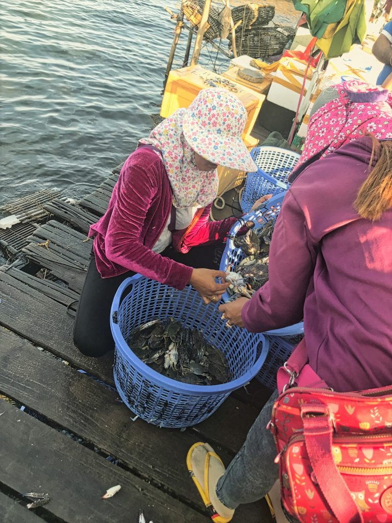 Crab Market Fischmarkt Frauen bei der Arbeit