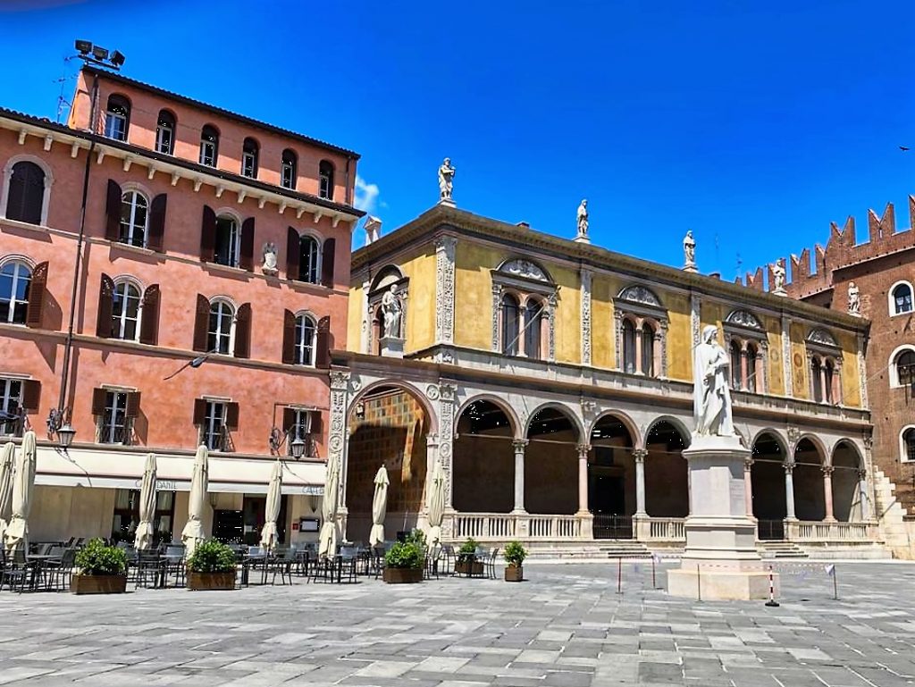 Rundreise Gardasee Verona Venedig Verona Piazza dei Signori Statua di Dante Alighieri
