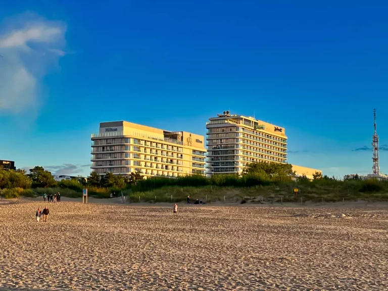 Radisson blu Resort Swinoujscie Blick auf das Hotel vom Strand