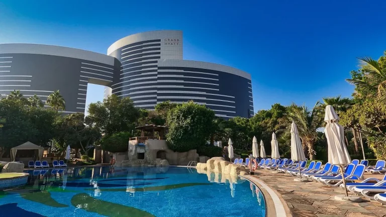 Grand Hyatt Dubai ein Blick vom Pool zum Hotel